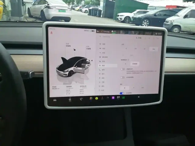 Tesla Model 3 — Фото автомобиля 12