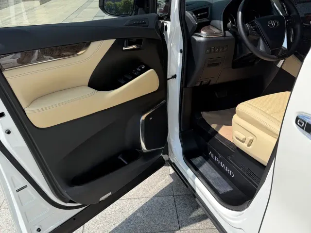 Toyota Alphard — Фото автомобиля 8