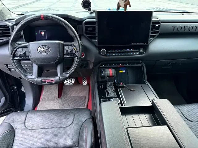 Toyota Sequoia — Фото автомобиля 6