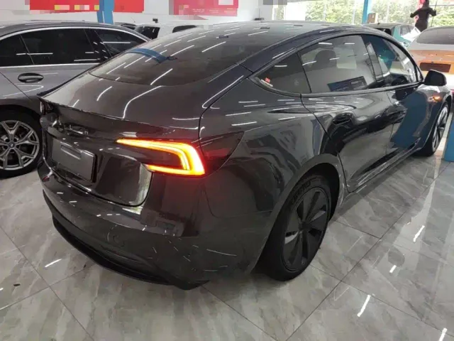 Tesla Model 3 — Фото автомобиля 6