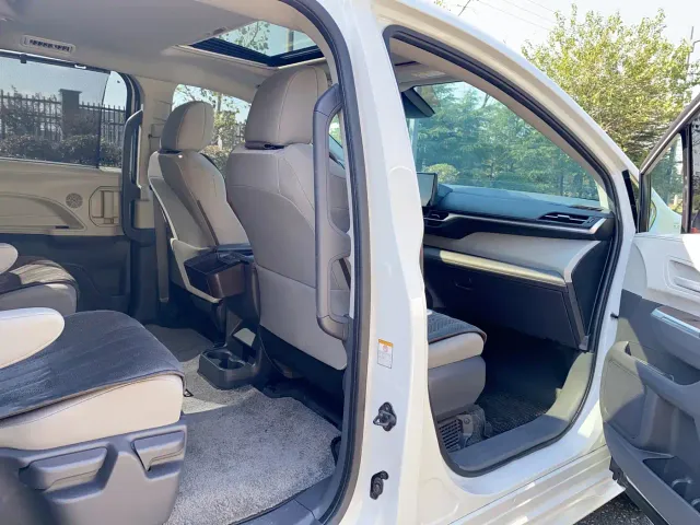 Toyota Sienna — Фото автомобиля 24