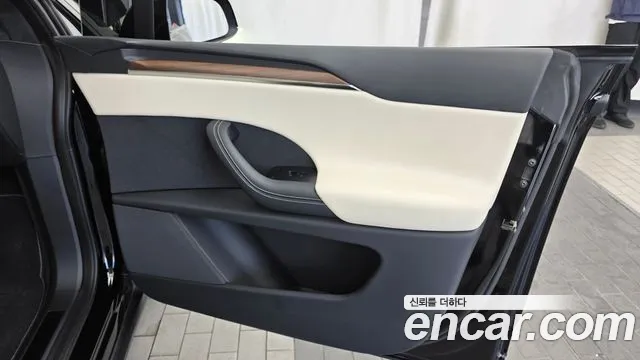 Tesla Model X — Фото автомобиля 25