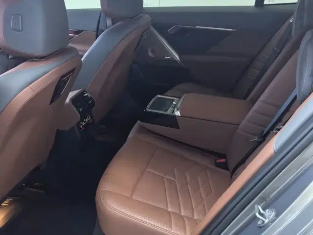 BMW 5 Series — Фото автомобиля 11
