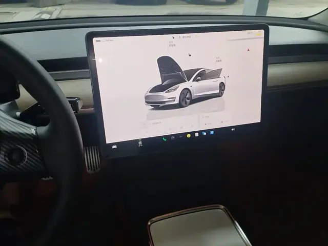 Tesla Model 3 — Фото автомобиля 12