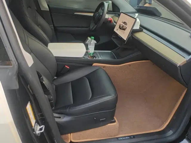 Tesla Model Y — Фото автомобиля 8