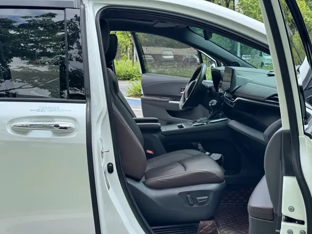 Toyota Sienna — Фото автомобиля 7