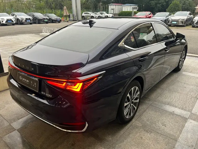 Lexus ES — Фото автомобиля 7