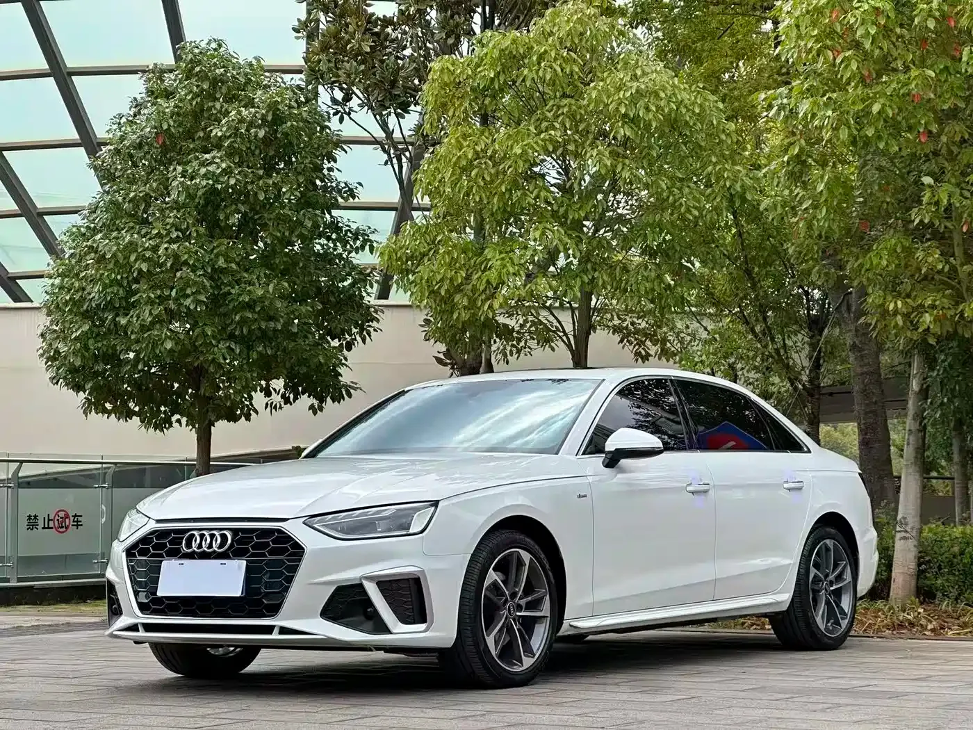 Фотография автомобиля — Audi A4L