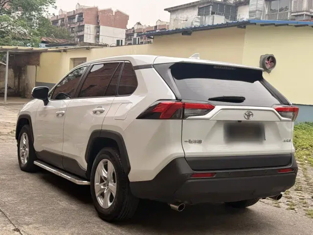 Toyota RAV4 — Фото автомобиля 8