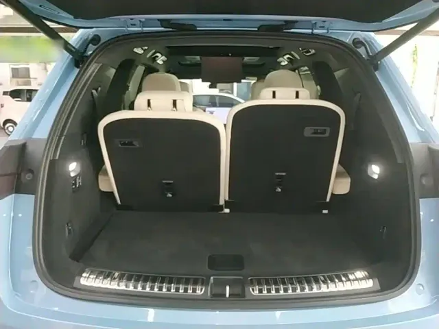 Li Auto L8 — Фото автомобиля 18