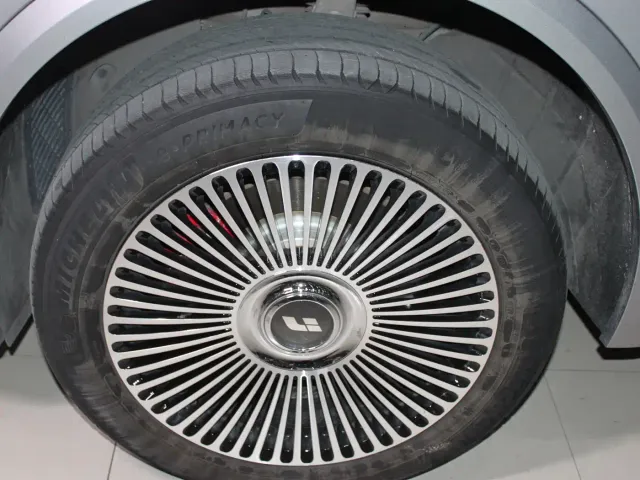 Li Auto L8 — Фото автомобиля 18