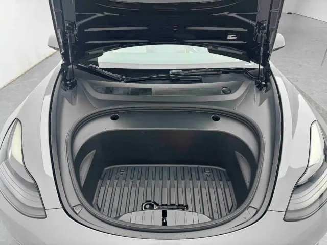 Tesla Model 3 — Фото автомобиля 12