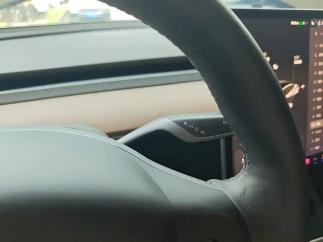 Tesla Model 3 — Фото автомобиля 13