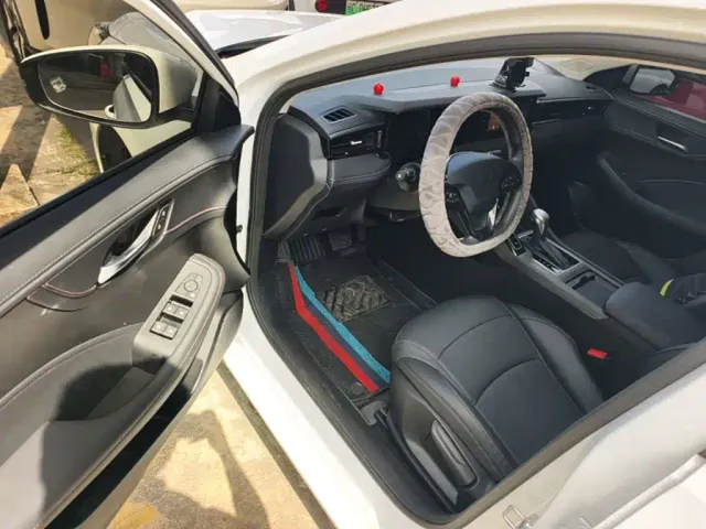 Roewe i5 — Фото автомобиля 15