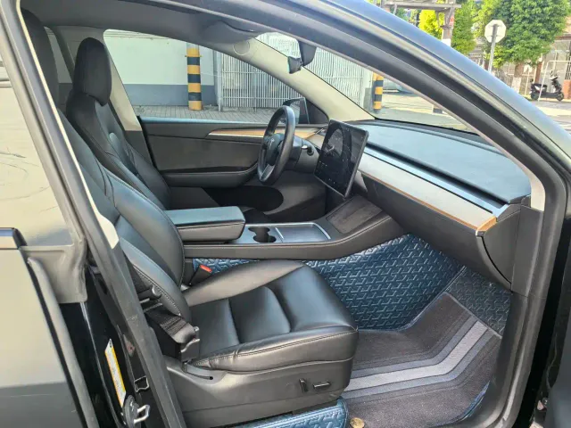 Tesla Model Y — Фото автомобиля 9