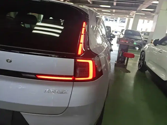 Volvo XC70 Plug-in Hybrid — Фото автомобиля 7