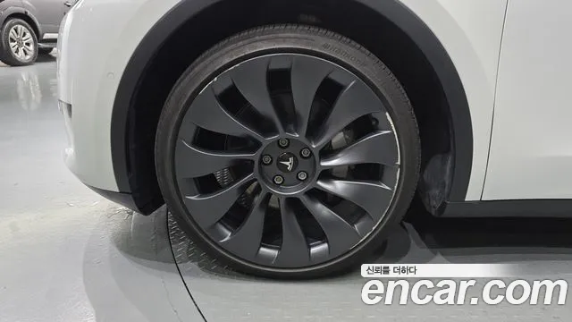 Tesla Model Y — Фото автомобиля 5