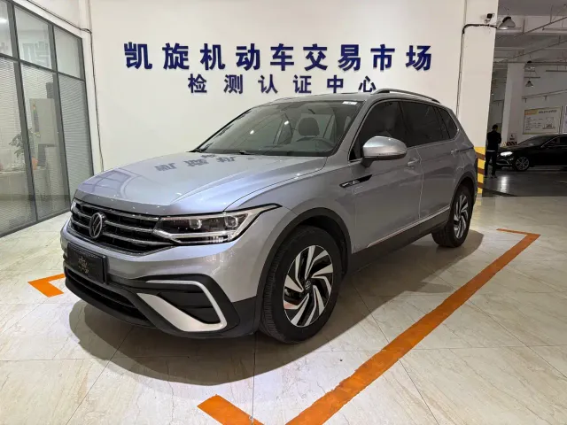 Фотография автомобиля — Volkswagen Tiguan L