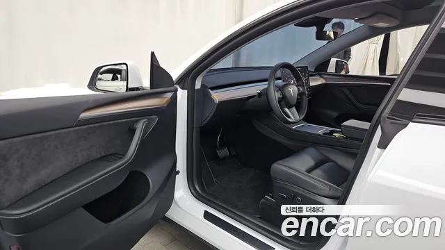 Tesla Model Y — Фото автомобиля 15