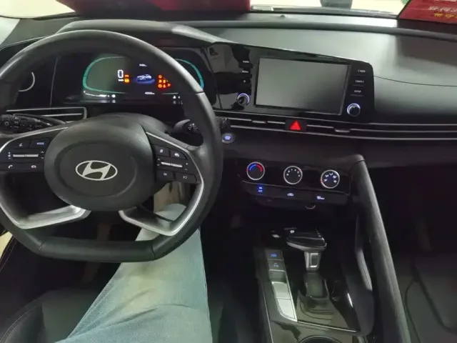 Hyundai Elantra — Фото автомобиля 12