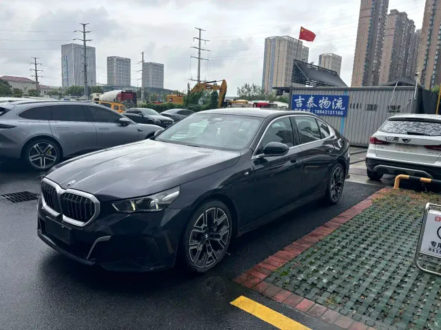 Фотография автомобиля — BMW 5 Series