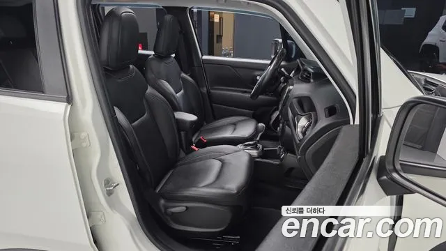 Jeep Renegade — Фото автомобиля 16