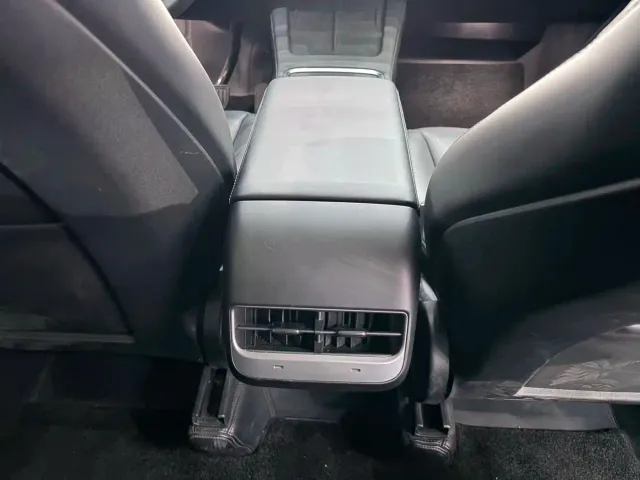 Tesla Model Y — Фото автомобиля 19