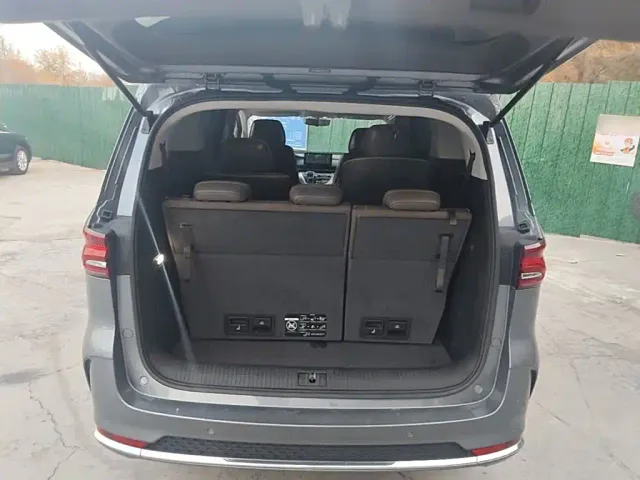 Roewe iMAX8 — Фото автомобиля 18