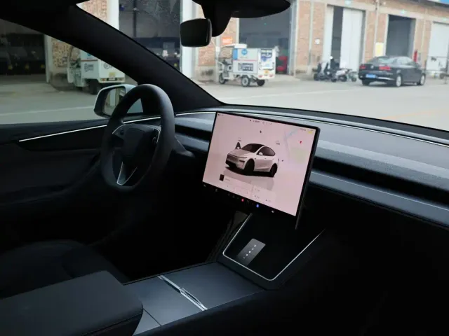 Tesla Model Y — Фото автомобиля 11