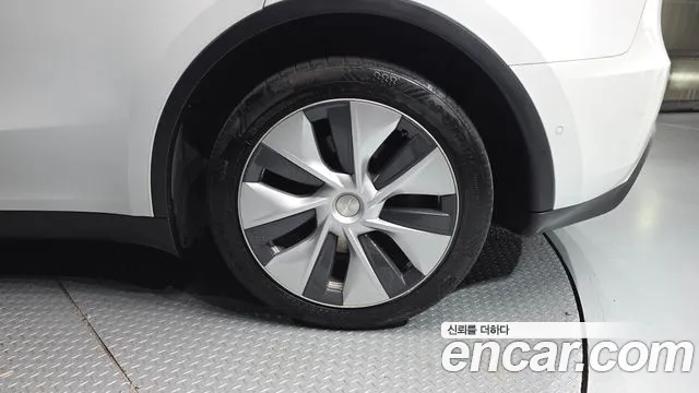 Tesla Model Y — Фото автомобиля 6