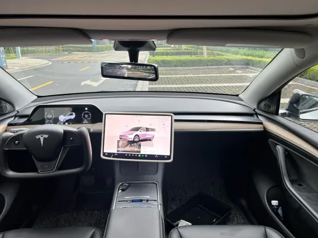 Tesla Model Y — Фото автомобиля 9