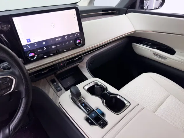 Lexus LM — Фото автомобиля 19
