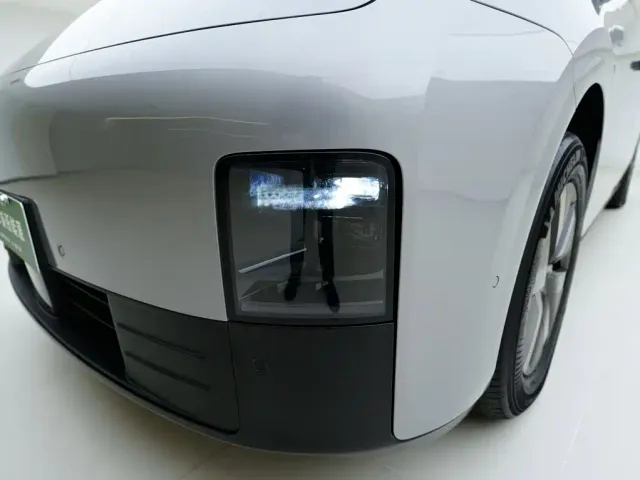 Li Auto MEGA — Фото автомобиля 11