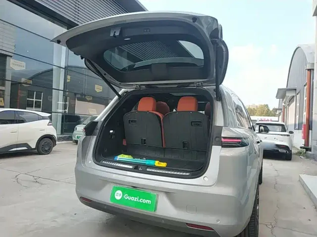 Li Auto L8 — Фото автомобиля 18