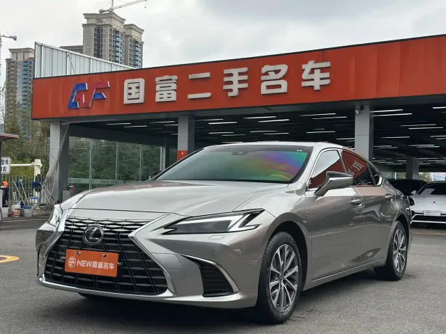 Фотография автомобиля — Lexus ES