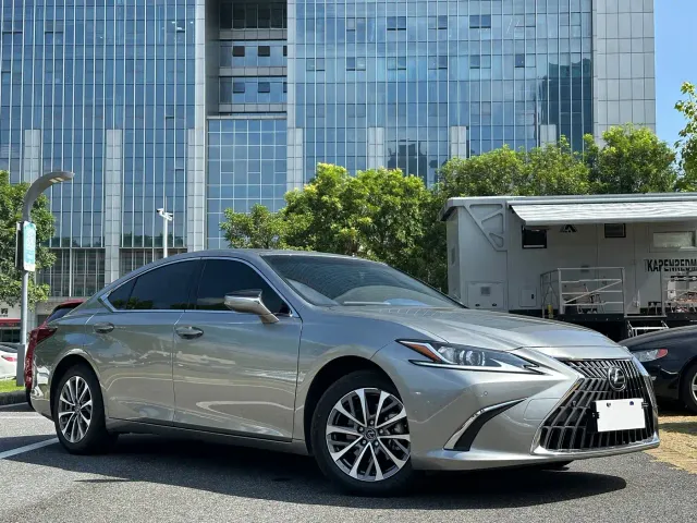 Lexus ES — Фото автомобиля 3