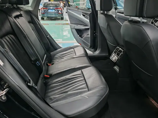 Volkswagen Passat — Фото автомобиля 10