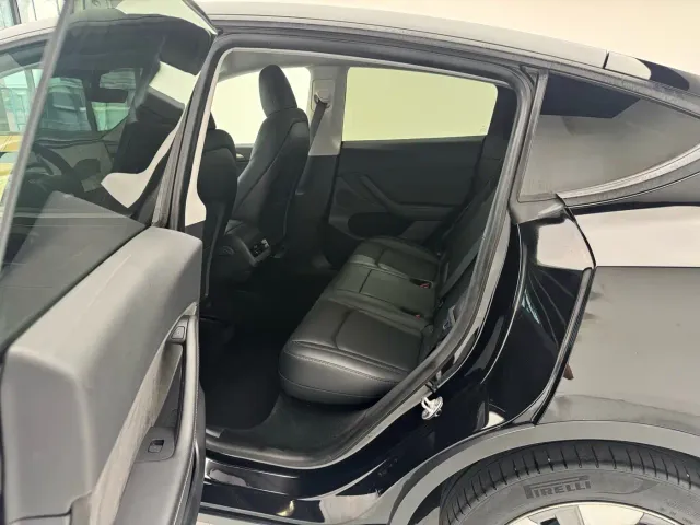 Tesla Model Y — Фото автомобиля 6