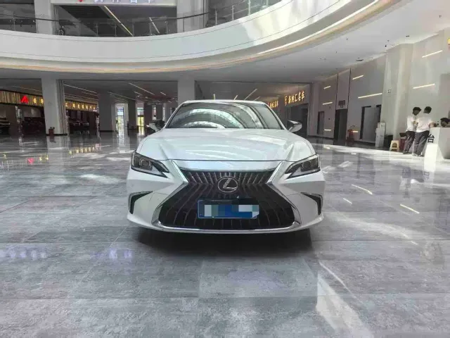 Lexus ES — Фото автомобиля 2
