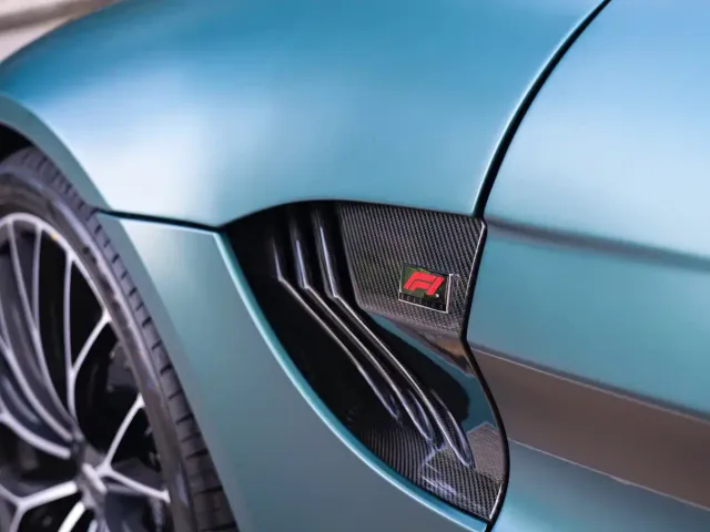 Aston Martin V8 Vantage — Фото автомобиля 7