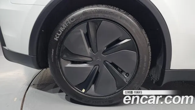 Tesla Model Y — Фото автомобиля 18