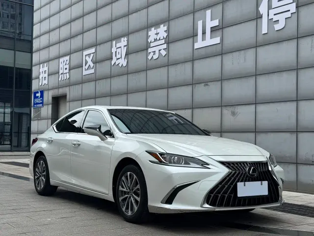 Lexus ES — Фото автомобиля 3