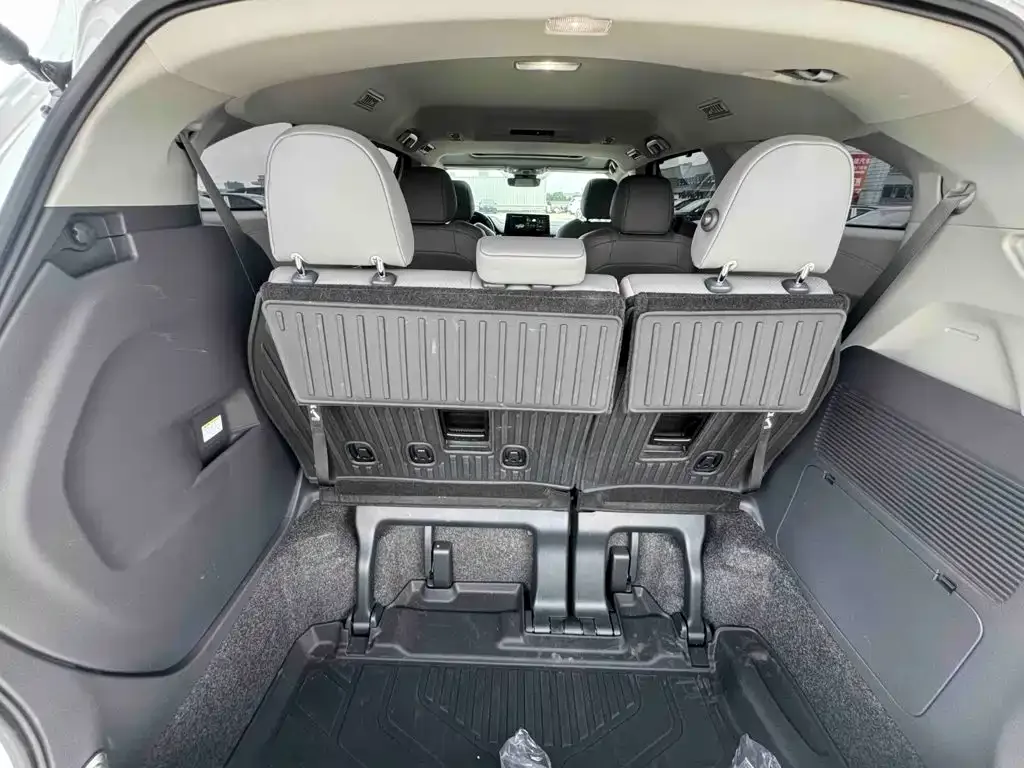 Toyota Toyota Sienna 2026 2.5L Hybrid AWD Luxury Edition — Фото автомобиля 18
