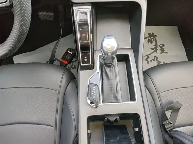 Roewe i5 — Фото автомобиля 13