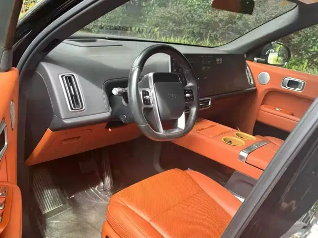 Li Auto L8 — Фото автомобиля 4