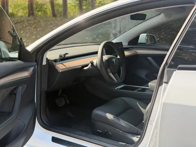 Tesla Model 3 — Фото автомобиля 9