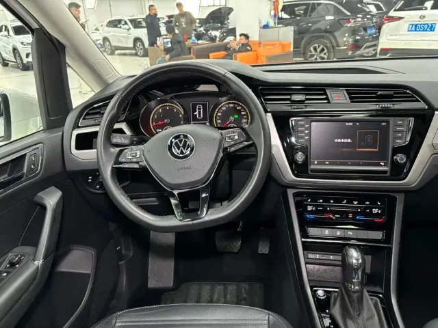 Volkswagen Touran — Фото автомобиля 13
