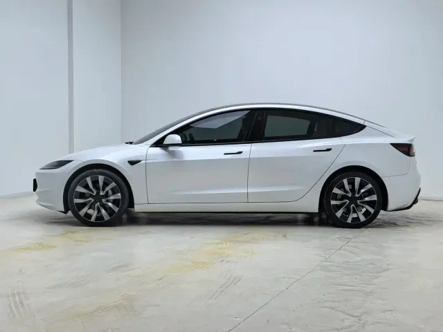 Tesla Model 3 — Фото автомобиля 11