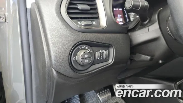 Jeep Renegade — Фото автомобиля 15