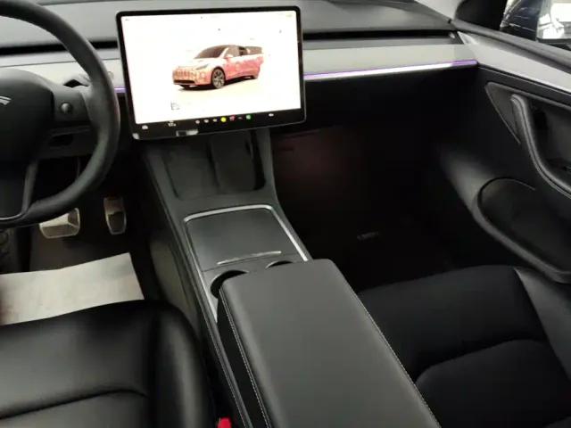Tesla Model Y — Фото автомобиля 13